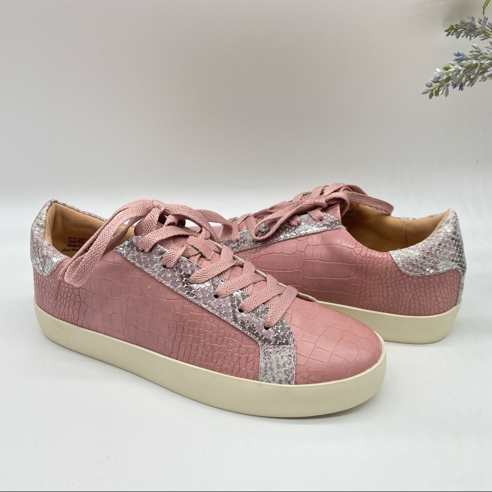 Journee Collection
Women's Camila Wide Sneakers in Pink
Size 7.5 Wide NEW
